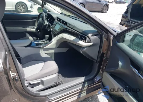 2020 Toyota Camry Le z USA, uszkodzony, nr VIN 4T1C11AK8LU861497